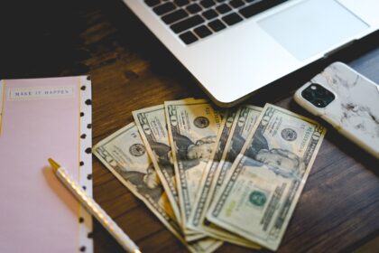 how to make money while traveling